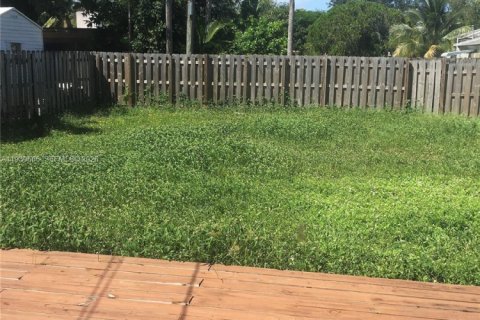 House in Hollywood, Florida 3 bedrooms, 140.47 sq.m. № 2053836 - photo 12