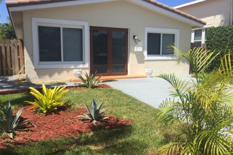 House in Hollywood, Florida 3 bedrooms, 140.47 sq.m. № 2053836 - photo 2