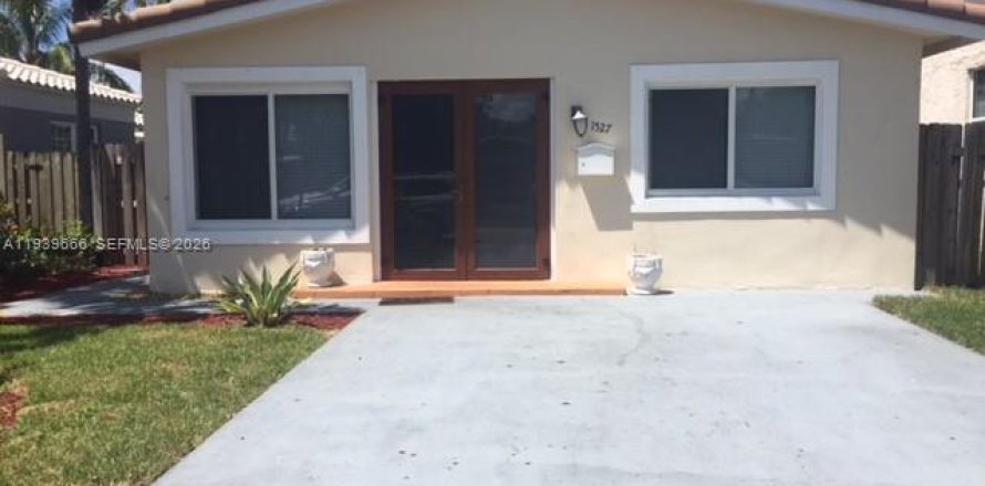 House in Hollywood, Florida 3 bedrooms, 140.47 sq.m. № 2053836