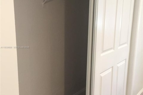 House in Hollywood, Florida 3 bedrooms, 140.47 sq.m. № 2053836 - photo 9