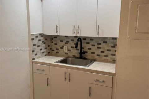 Casa en alquiler en Oakland Park, Florida, 1 dormitorio № 2074002 - foto 3