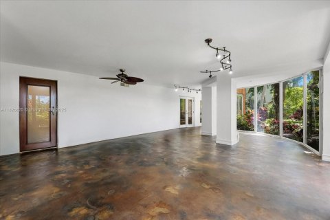 House in Palmetto Bay, Florida 3 bedrooms, 288.37 sq.m. № 1799573 - photo 8