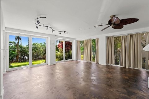House in Palmetto Bay, Florida 3 bedrooms, 288.37 sq.m. № 1799573 - photo 9