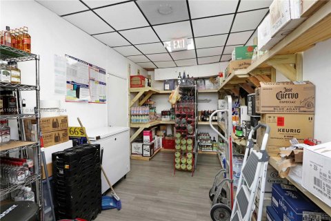 Commercial property in Miami, Florida № 1754206 - photo 5
