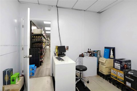 Commercial property in Miami, Florida № 1754206 - photo 13