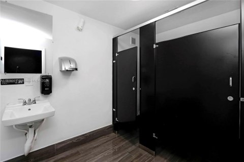 Commercial property in Miami, Florida № 1754206 - photo 12