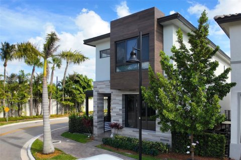 House in Doral, Florida 4 bedrooms, 209.68 sq.m. № 2065964