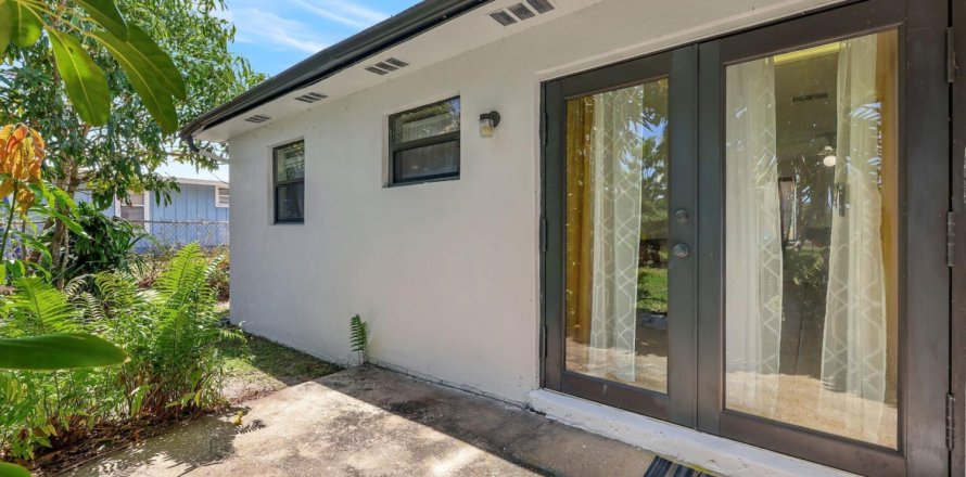 Commercial property in Stuart, Florida 156.63 sq.m. № 1097725