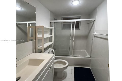 Condo in Miami Beach, Florida, 1 bedroom № 2025998 - photo 8