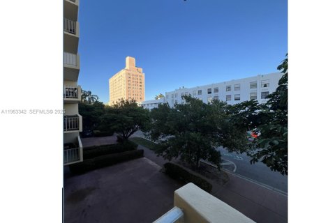 Condo in Miami Beach, Florida, 1 bedroom № 2025998 - photo 4