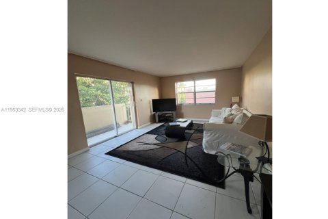 Condo in Miami Beach, Florida, 1 bedroom № 2025998 - photo 3