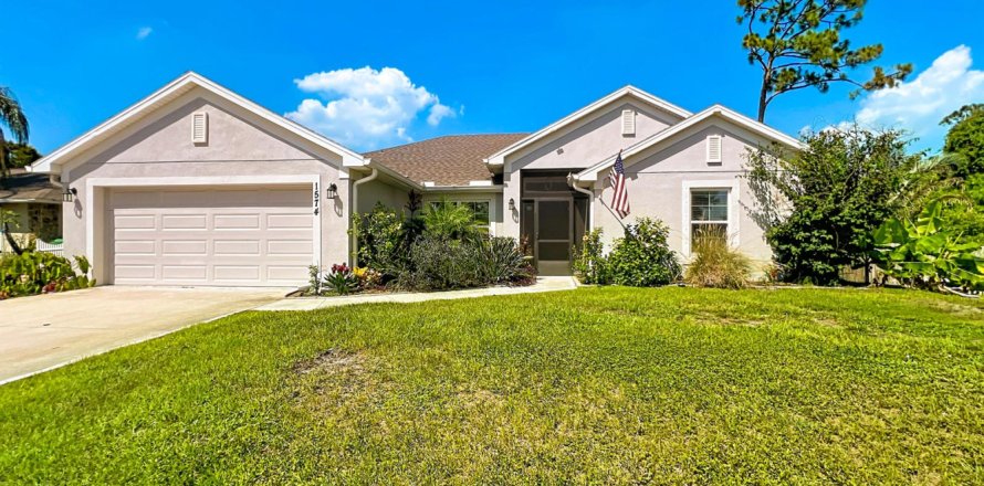 House in Sebastian, Florida 4 bedrooms, 196.02 sq.m. № 2254464