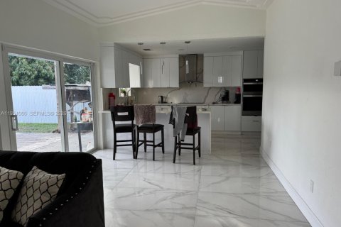House in Homestead, Florida 3 bedrooms, 115.94 sq.m. № 2007183 - photo 4