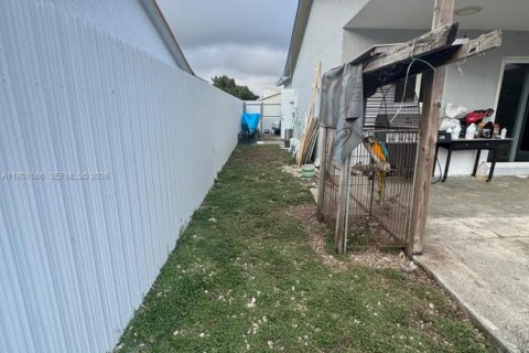 House in Homestead, Florida 3 bedrooms, 115.94 sq.m. № 2007183 - photo 25