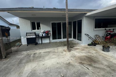 House in Homestead, Florida 3 bedrooms, 115.94 sq.m. № 2007183 - photo 24