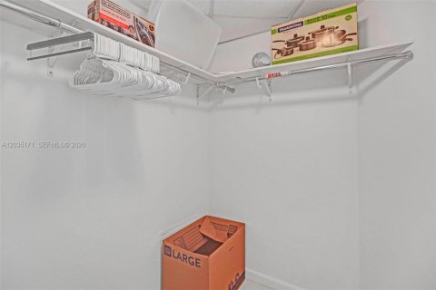 Купить кондоминиум в Майами, Флорида 55.56м2, № 2085220 - фото 20