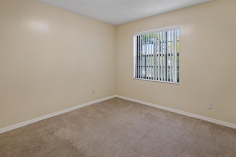 House in Coral Springs, Florida 4 bedrooms, 209.31 sq.m. № 2083272 - photo 19
