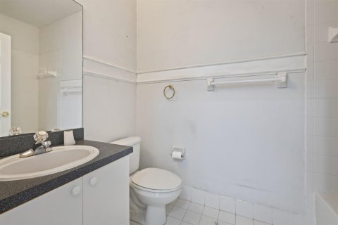 House in Coral Springs, Florida 4 bedrooms, 209.31 sq.m. № 2083272 - photo 9