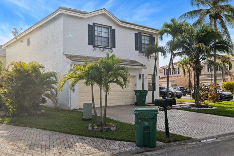 House in Coral Springs, Florida 4 bedrooms, 209.31 sq.m. № 2083272 - photo 2