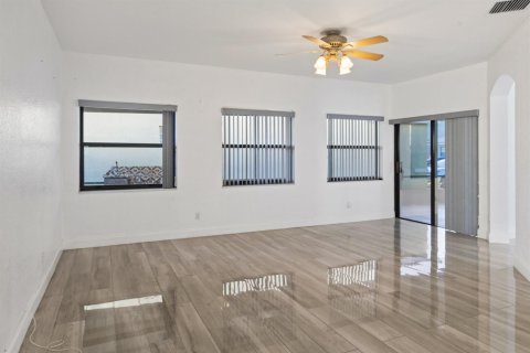House in Coral Springs, Florida 4 bedrooms, 209.31 sq.m. № 2083272 - photo 10