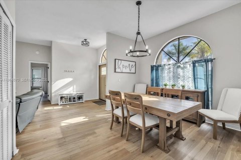 House in Fort Myers, Florida 4 bedrooms, 231.33 sq.m. № 2026029 - photo 8