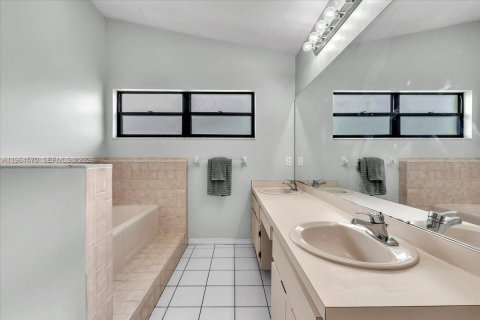 House in Fort Myers, Florida 4 bedrooms, 231.33 sq.m. № 2026029 - photo 24