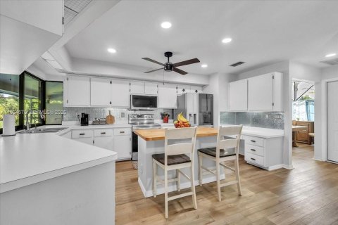 House in Fort Myers, Florida 4 bedrooms, 231.33 sq.m. № 2026029 - photo 12