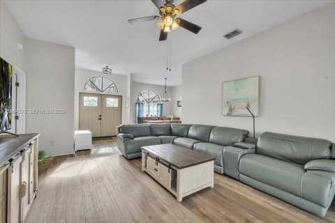 House in Fort Myers, Florida 4 bedrooms, 231.33 sq.m. № 2026029 - photo 6