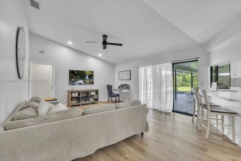 House in Fort Myers, Florida 4 bedrooms, 231.33 sq.m. № 2026029 - photo 19