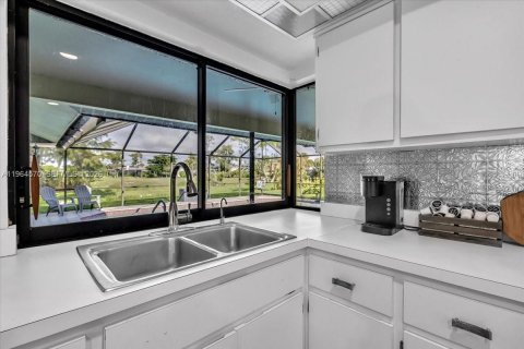 House in Fort Myers, Florida 4 bedrooms, 231.33 sq.m. № 2026029 - photo 15