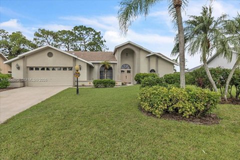 House in Fort Myers, Florida 4 bedrooms, 231.33 sq.m. № 2026029 - photo 2