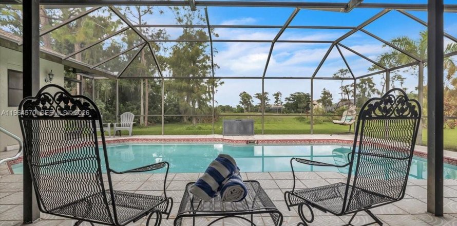 House in Fort Myers, Florida 4 bedrooms, 231.33 sq.m. № 2026029