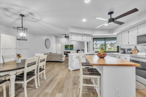 House in Fort Myers, Florida 4 bedrooms, 231.33 sq.m. № 2026029 - photo 10