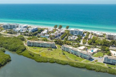 House in Longboat Key, Florida 2 bedrooms, 123.1 sq.m. № 2214906