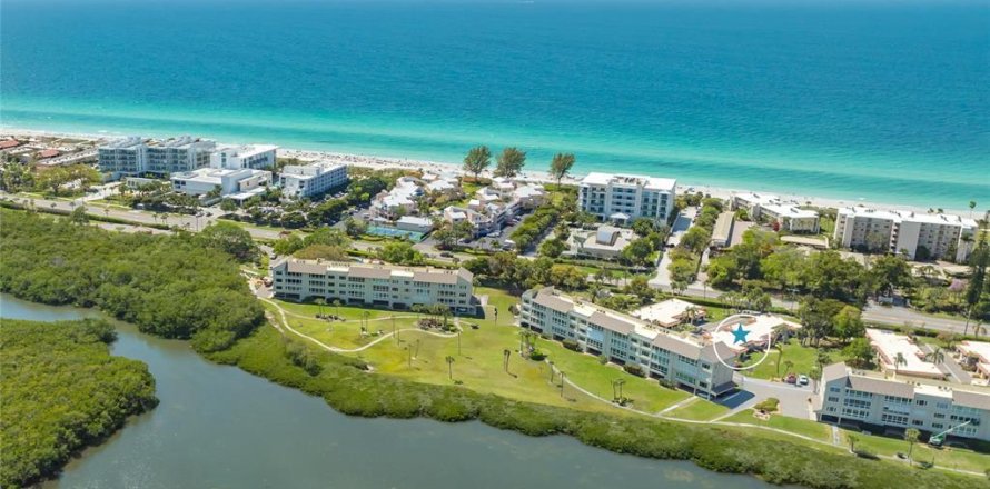 House in Longboat Key, Florida 2 bedrooms, 123.1 sq.m. № 2214906