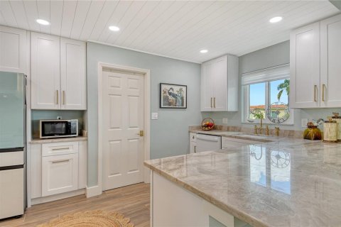 House in Longboat Key, Florida 2 bedrooms, 123.1 sq.m. № 2214906 - photo 8