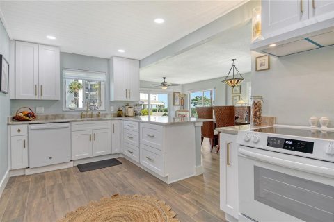House in Longboat Key, Florida 2 bedrooms, 123.1 sq.m. № 2214906 - photo 6