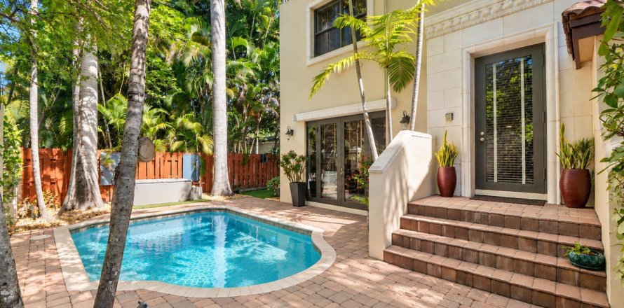 Townhouse in Fort Lauderdale, Florida 4 bedrooms, 271.27 sq.m. № 2426363