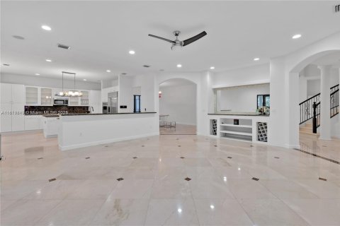 House in Cutler Bay, Florida 5 bedrooms, 438.22 sq.m. № 1874461 - photo 8