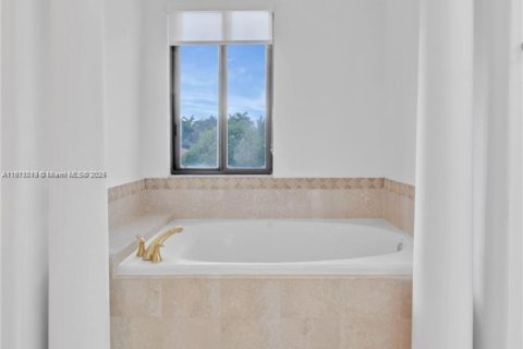 House in Cutler Bay, Florida 5 bedrooms, 438.22 sq.m. № 1874461 - photo 27