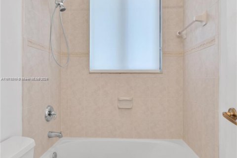 House in Cutler Bay, Florida 5 bedrooms, 438.22 sq.m. № 1874461 - photo 17