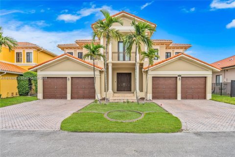 House in Cutler Bay, Florida 5 bedrooms, 438.22 sq.m. № 1874461 - photo 1