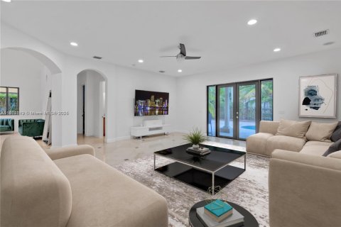 House in Cutler Bay, Florida 5 bedrooms, 438.22 sq.m. № 1874461 - photo 7