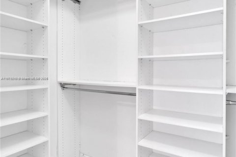 House in Cutler Bay, Florida 5 bedrooms, 438.22 sq.m. № 1874461 - photo 24