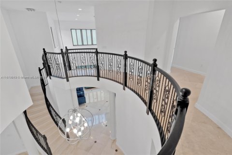 House in Cutler Bay, Florida 5 bedrooms, 438.22 sq.m. № 1874461 - photo 9