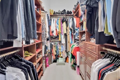 House in Cutler Bay, Florida 5 bedrooms, 438.22 sq.m. № 1874461 - photo 25