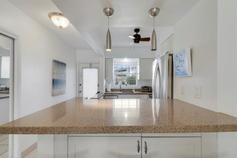 Condo in Pompano Beach, Florida, 2 bedrooms № 2088401 - photo 18