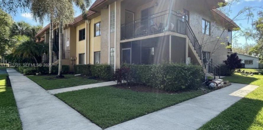 Condo in Weston, Florida, 2 bedrooms  № 2024116