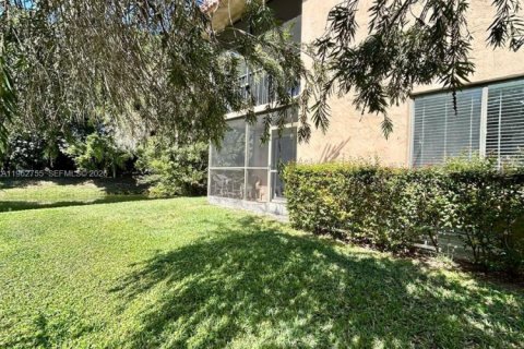 Condo in Weston, Florida, 2 bedrooms  № 2024116 - photo 16