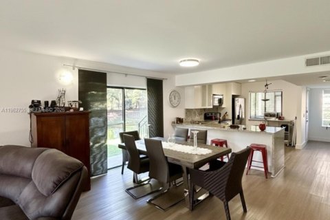 Condo in Weston, Florida, 2 bedrooms  № 2024116 - photo 9